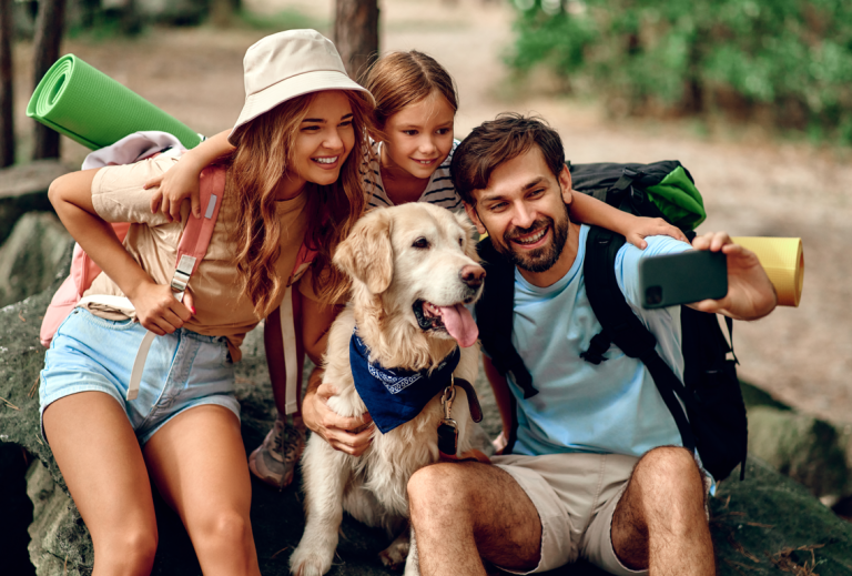famille en vacances avec animal de compagnie chien