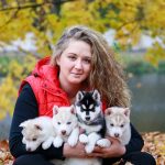 Eleveuse qui porte des chiots