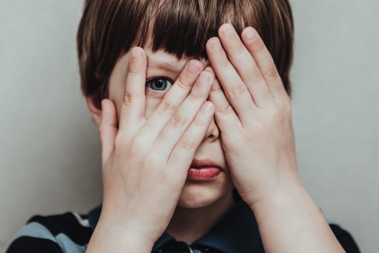 Comment les animaux de compagnie peuvent aider les enfants atteints de Trouble du Spectre de l’Autisme (TSA) à se socialiser et à communiquer